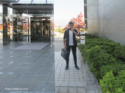 山梨県総合教育センターの玄関ポーチのステンレスに写る吉野聡