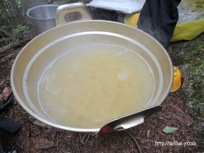 7人前のパスタを茹でる