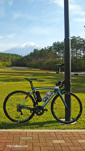 富士北麓公園に車を止めて