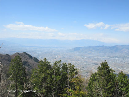 棚横手山頂付近からみた甲府盆地