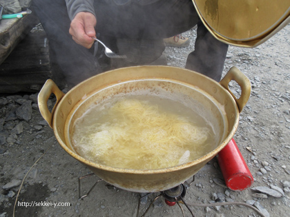 3000ｍの場所でパスタを茹でる