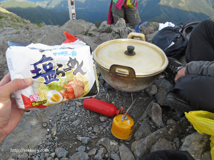 間ノ岳山頂でサッポロ一番塩ラーメン