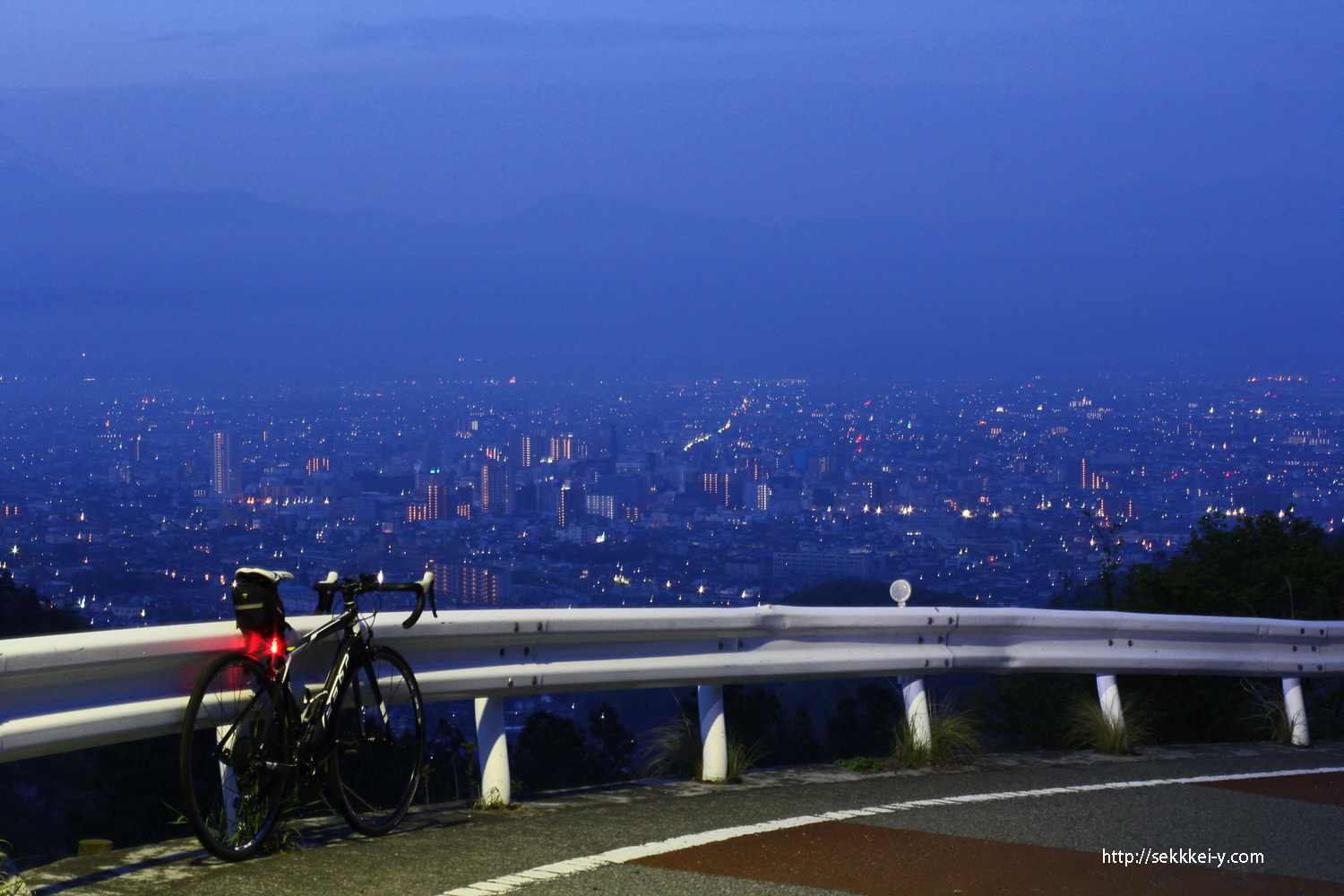 和田峠から見た夜明けの甲府盆地