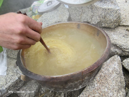 パスタを茹でる