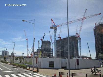 建築現場のタワークレーン