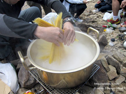 大鍋にパスタを入れます。