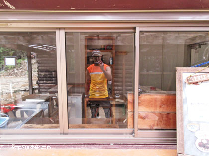 行者小屋のガラスに映る吉野聡