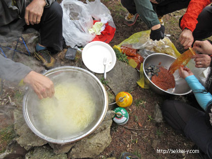 山頂でパスタを茹でる