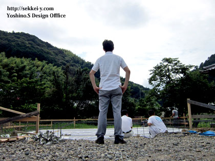 住宅の建築工事現場を見るG様