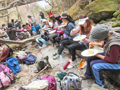 参加者全員で一緒に頂く茹でたてパスタ