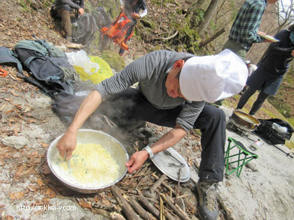 日向山（錦滝）で調理するナチラルグレース　三村さん