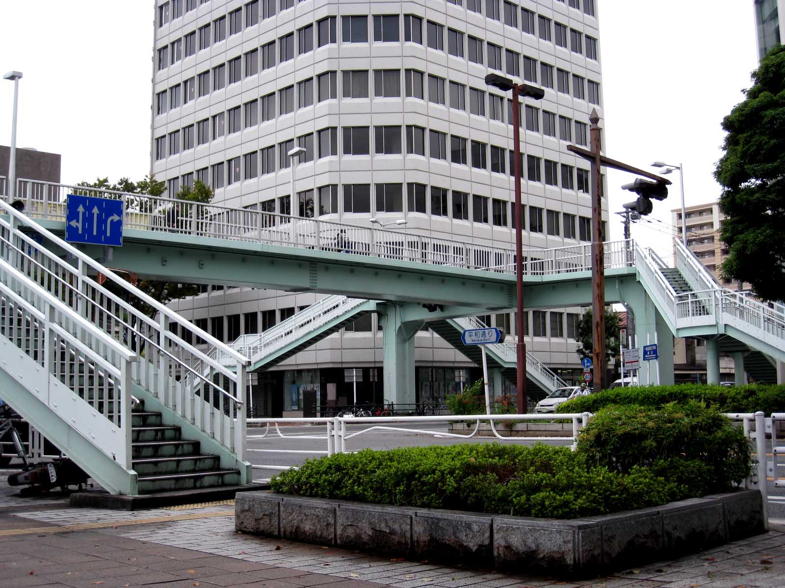 寒色系に塗られた歩道橋