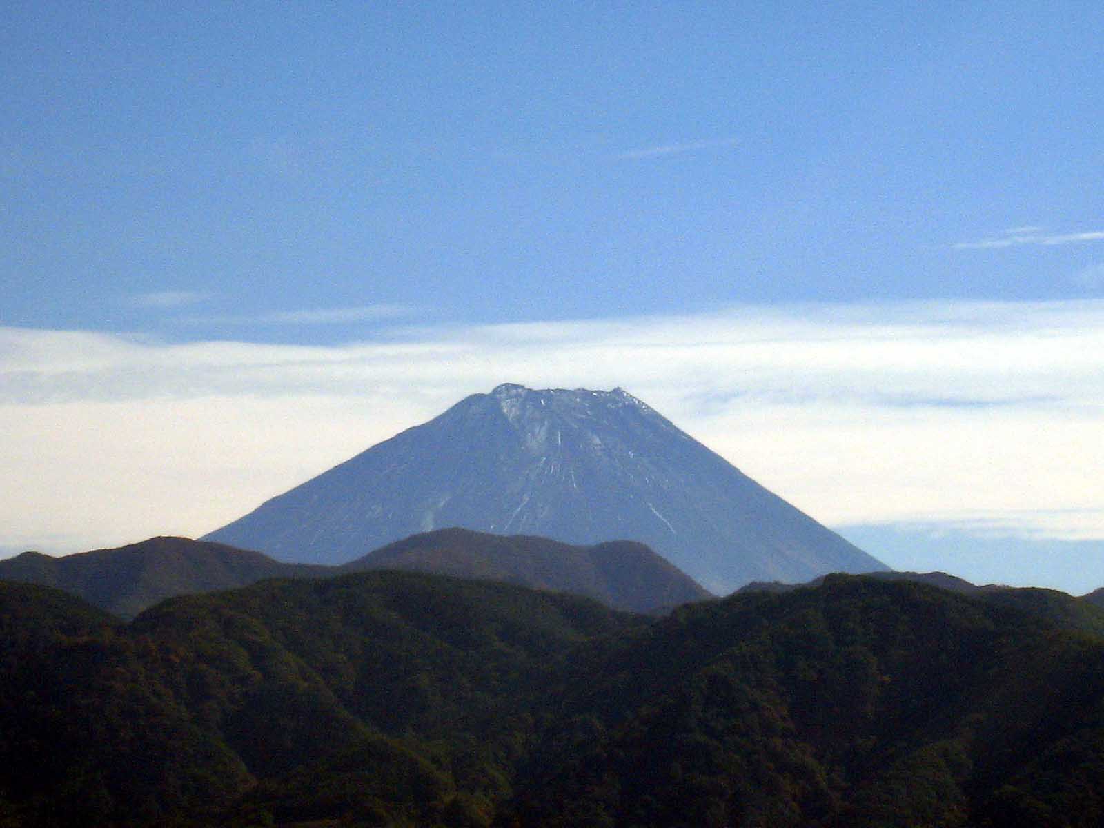 積雪が確認できる富士山