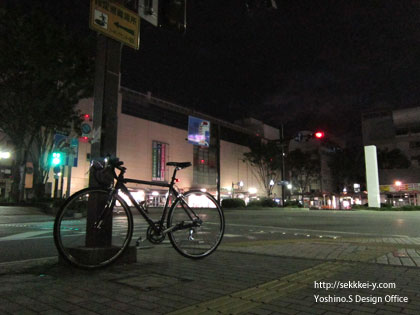 夜明前の甲府駅南口