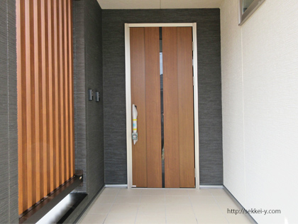 木のデザインの玄関