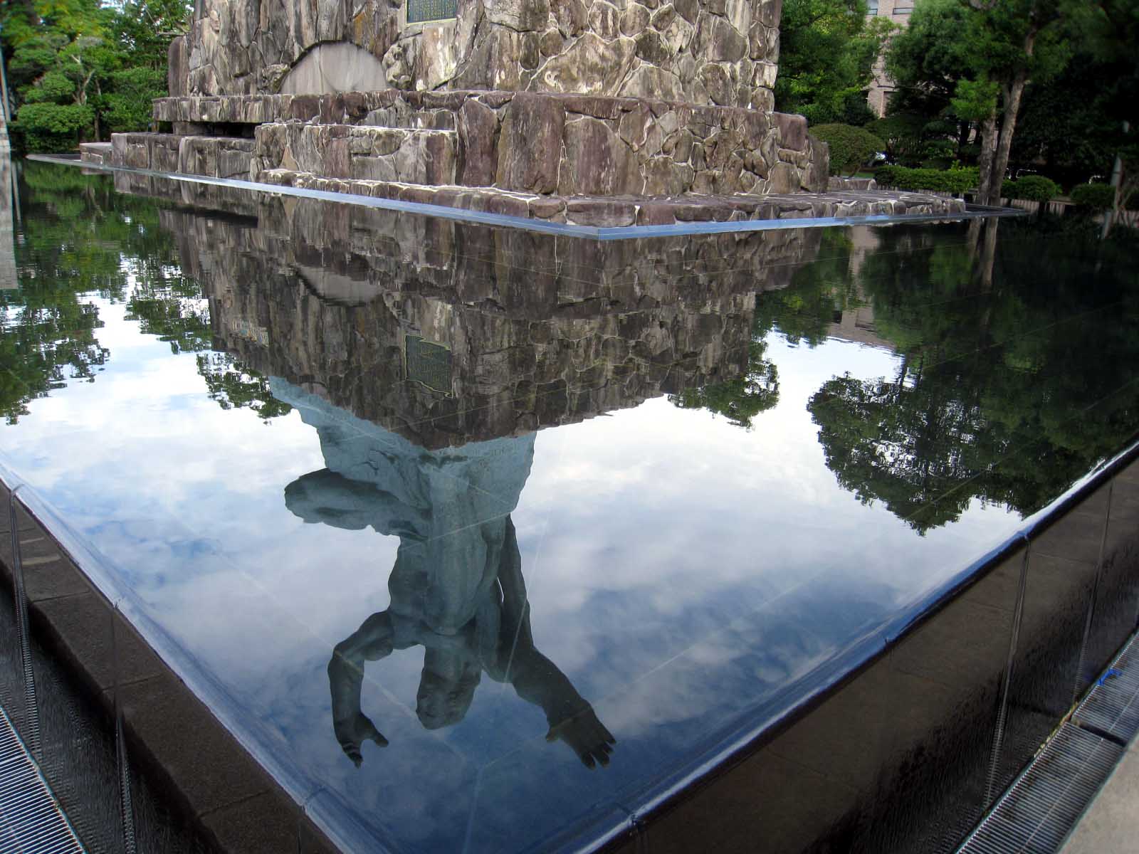 水面に写る平和記念像