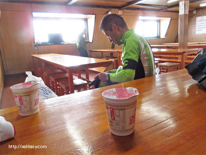 北岳山荘でカップヌードル