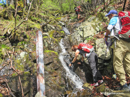 山の天然水で水分補給