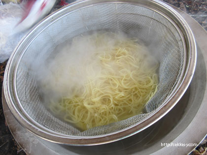 パスタを茹でる