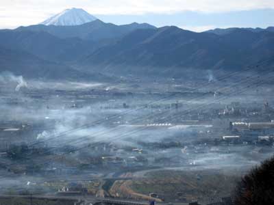 煙に覆われる甲府盆地
