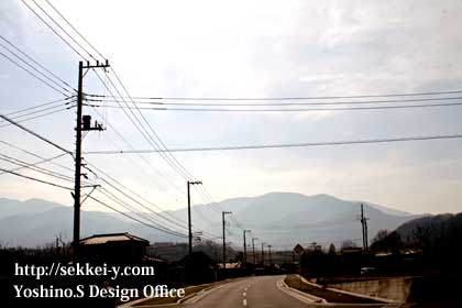 道路の片側にある電柱・電線