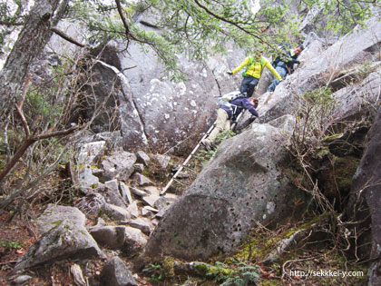 下山も険しい乾徳山