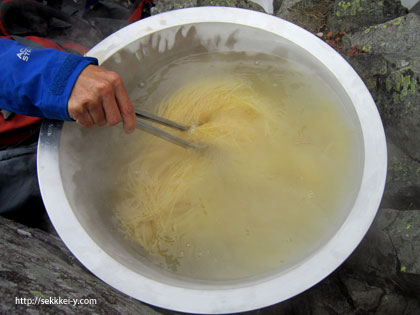 ２０人前を超えるパスタをゆでる