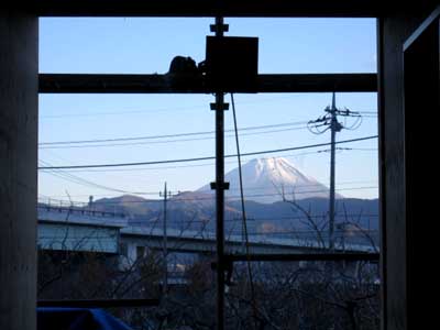 大きな開口部に納まる富士山