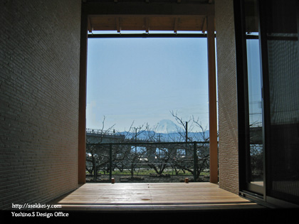 玄関ホールから見る富士山