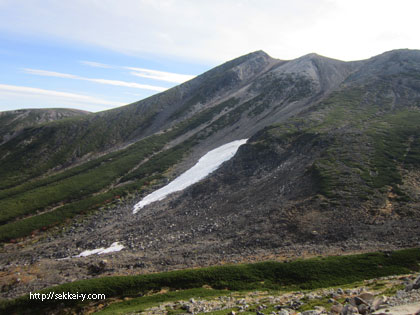 乗鞍大雪渓と頂上の剣ヶ峰