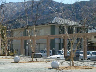 市川三郷町の庁舎に隣接する水道施設