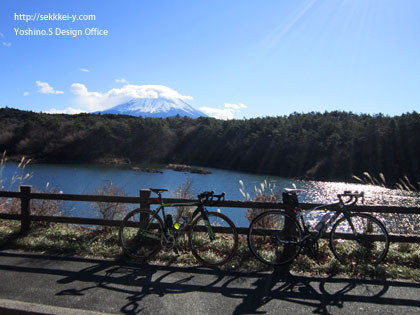 精進湖と富士山とロードバイク