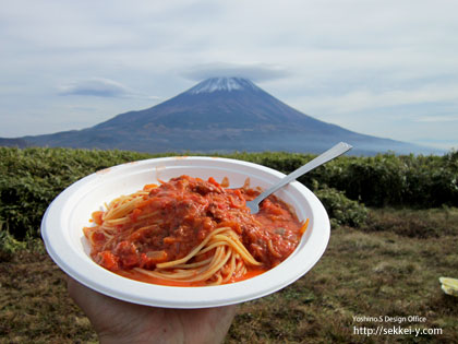 山頂で食べるパスタ