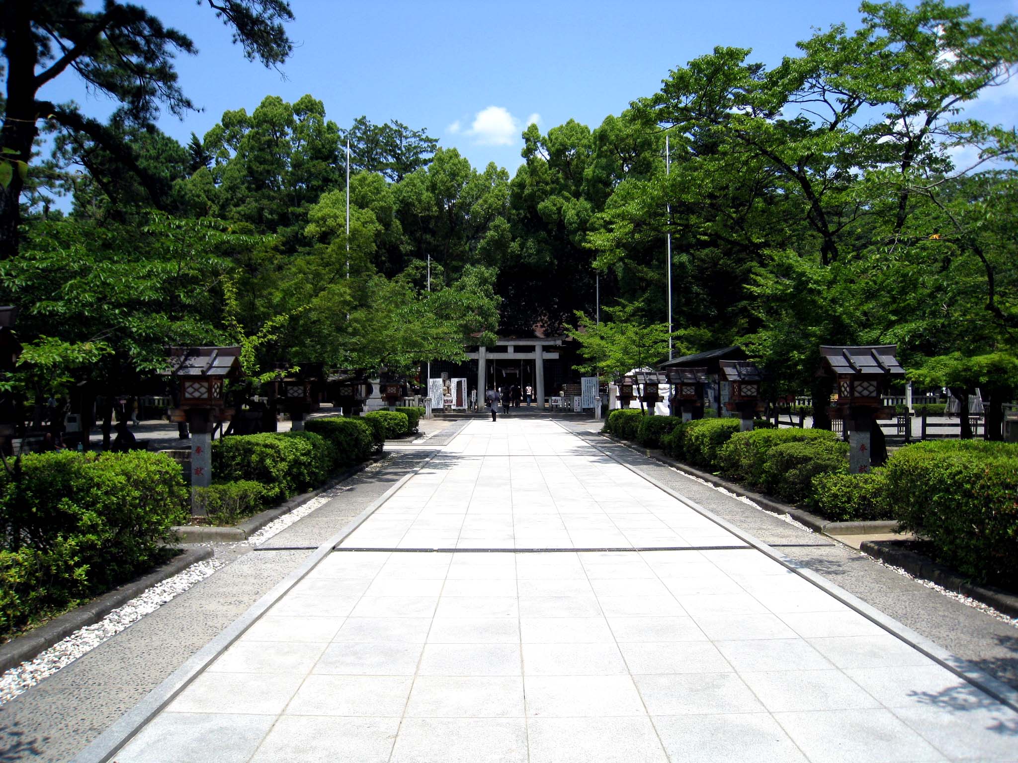 神社へ続く参道.jpg