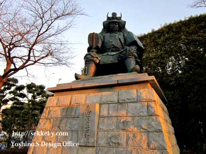 朝日を浴びる甲府駅にある武田信玄