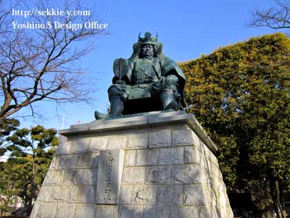 甲府駅にある早朝の武田信玄像