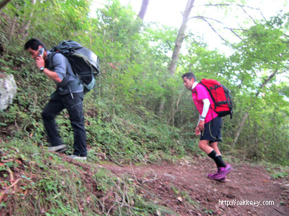 電話をしながら軽快に登る要害山