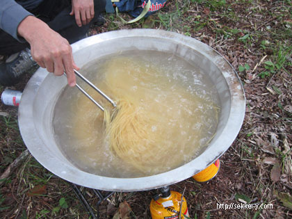 パスタを茹でる