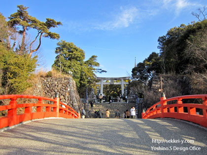 武田神社の堀を渡る橋
