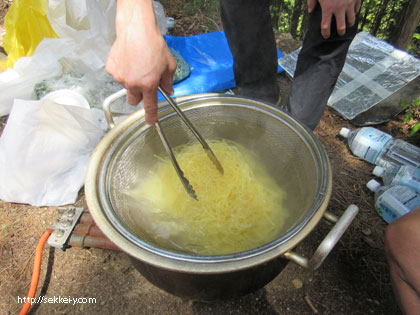 パスタを茹でる