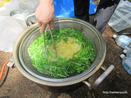 菜の花も一緒に茹でます