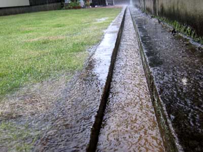 雨水が流れる排水溝