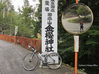 金桜神社とロードバイク