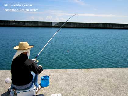 海釣りを楽しむ釣り人