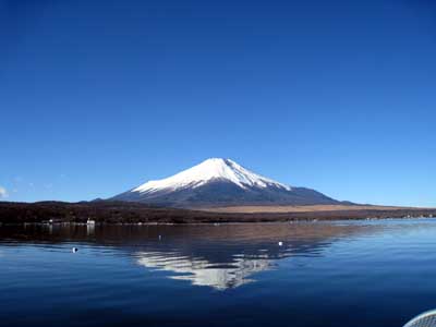 山中湖の湖面からの富士山