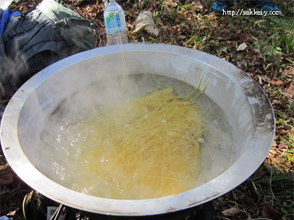 大鍋でパスタを茹でる