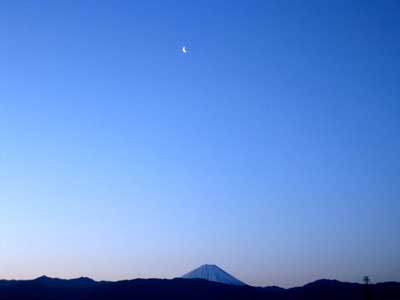 富士山と月