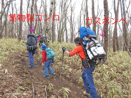 調理器具を担ぐスタッフ